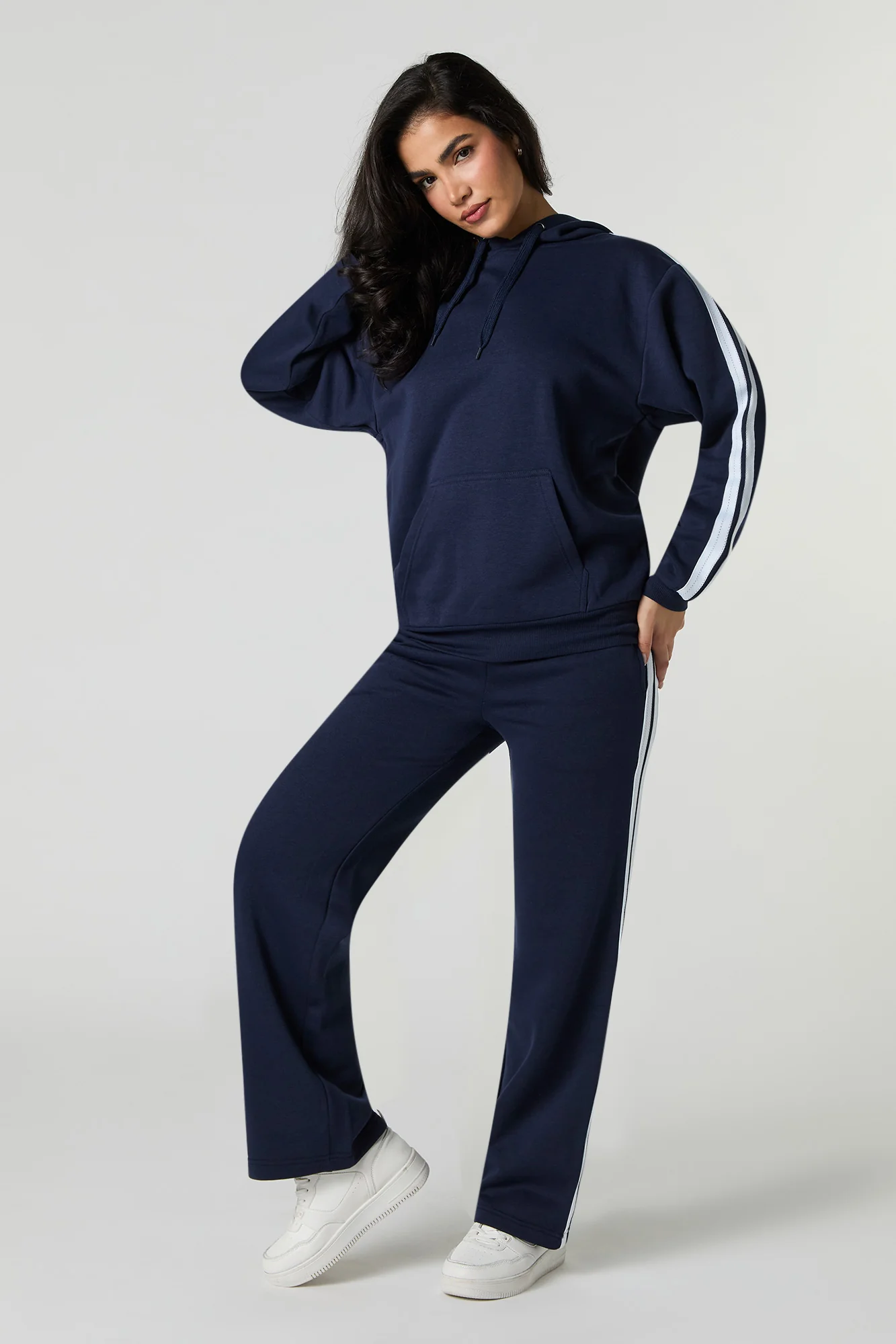 Pantalon en molleton avec rayures latérales - Image 10
