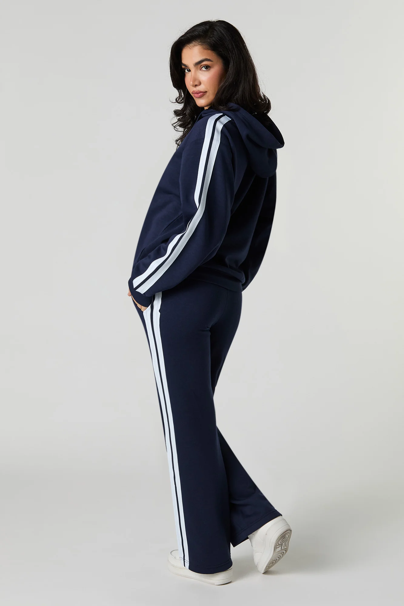 Pantalon en molleton avec rayures latérales - Image 12