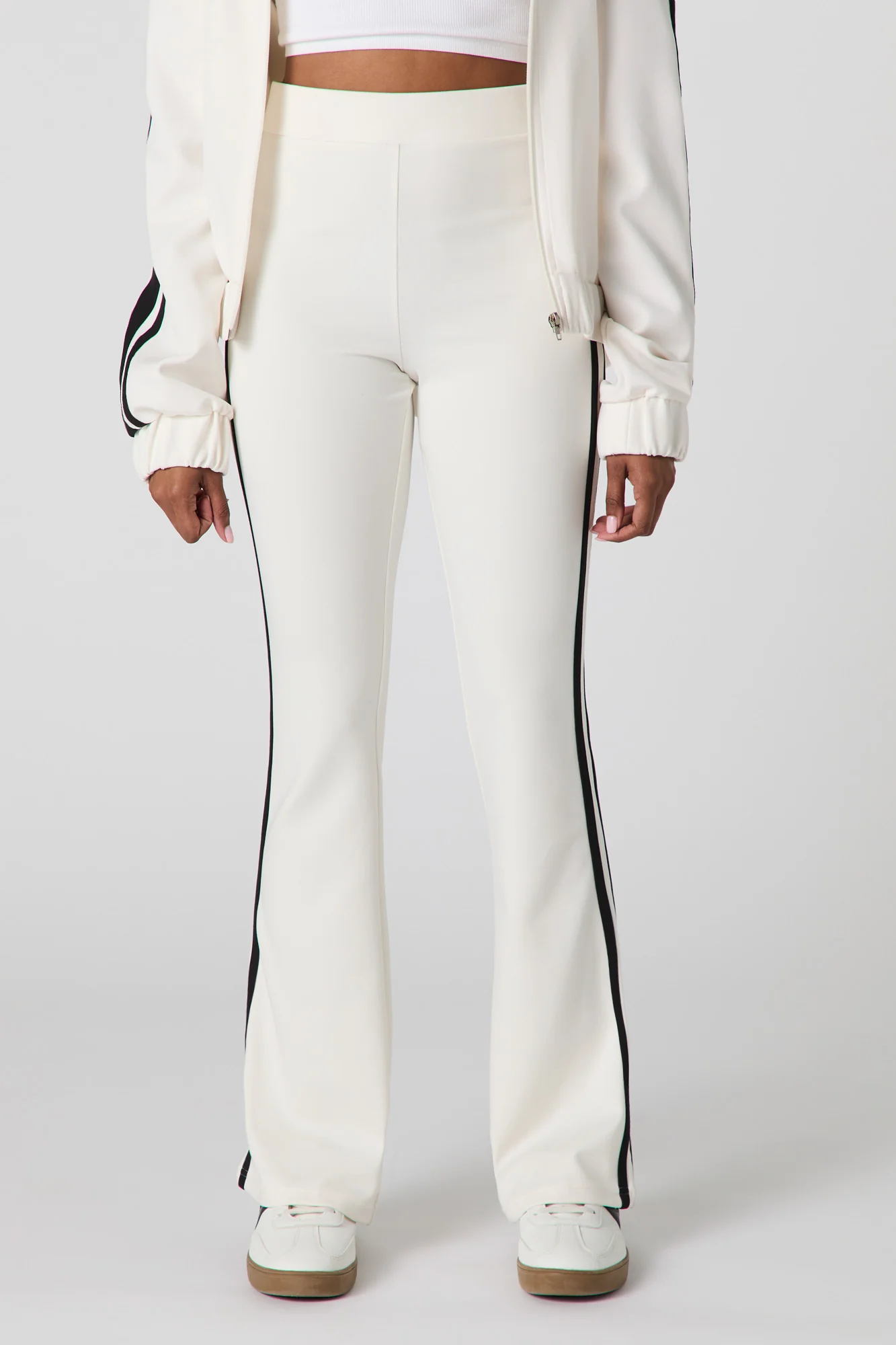 Pantalon Active à jambe évasée avec rayures latérales - Image 2