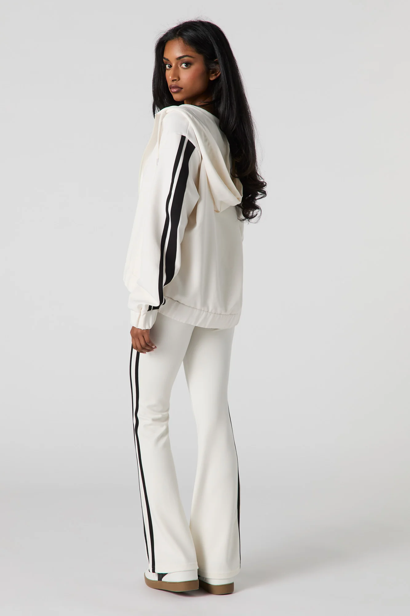 Pantalon Active à jambe évasée avec rayures latérales - Image 3