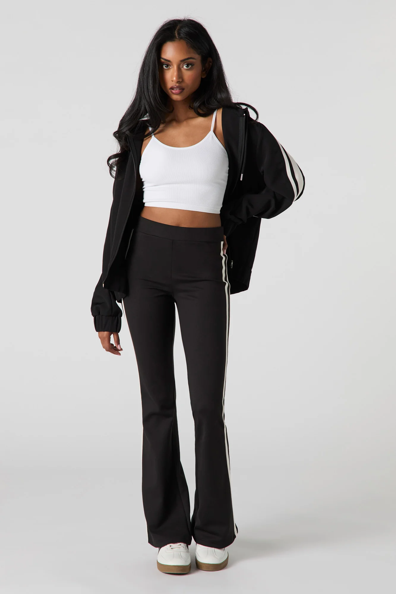 Pantalon Active à jambe évasée avec rayures latérales - Image 4