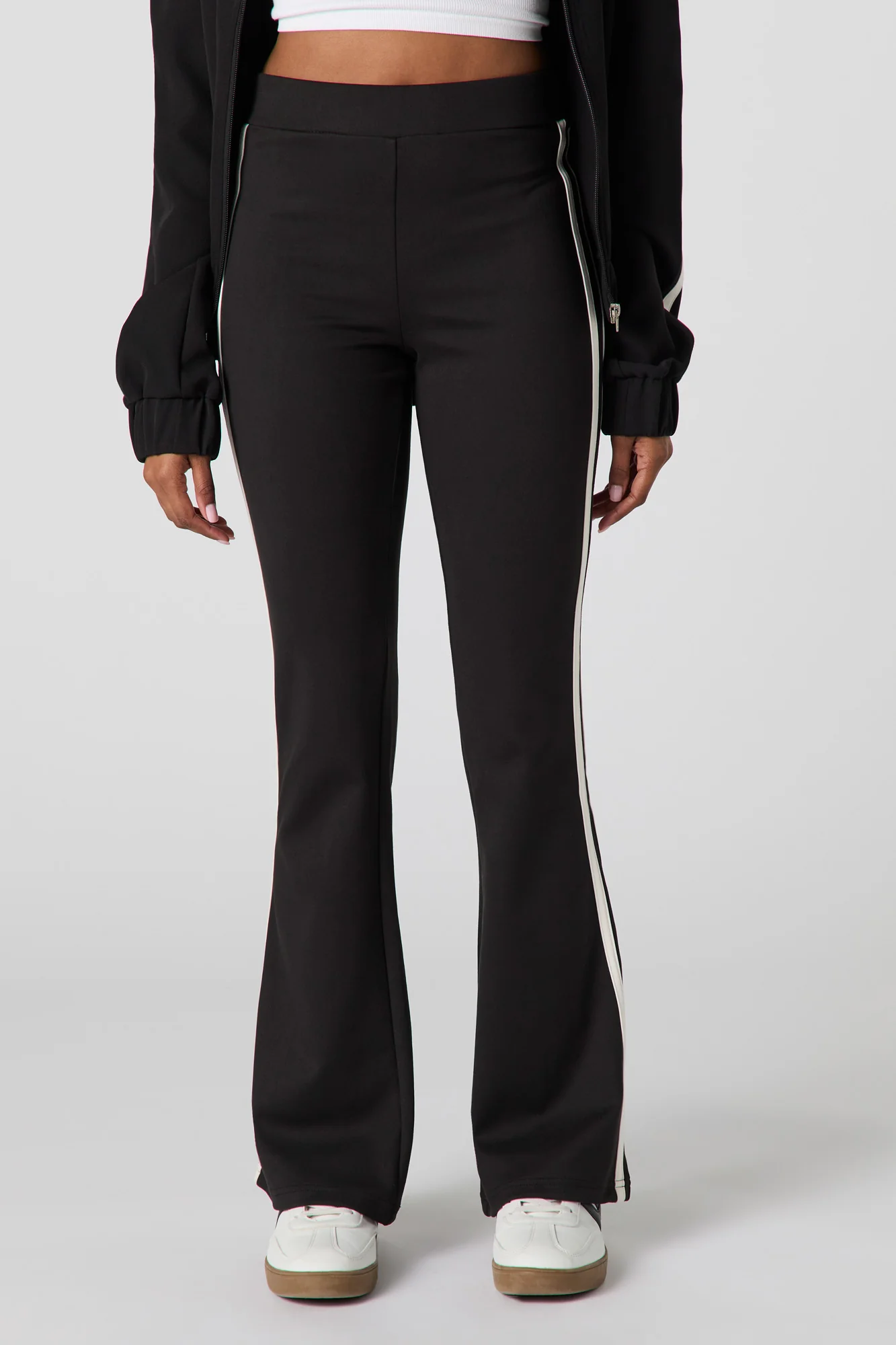 Pantalon Active à jambe évasée avec rayures latérales - Image 5