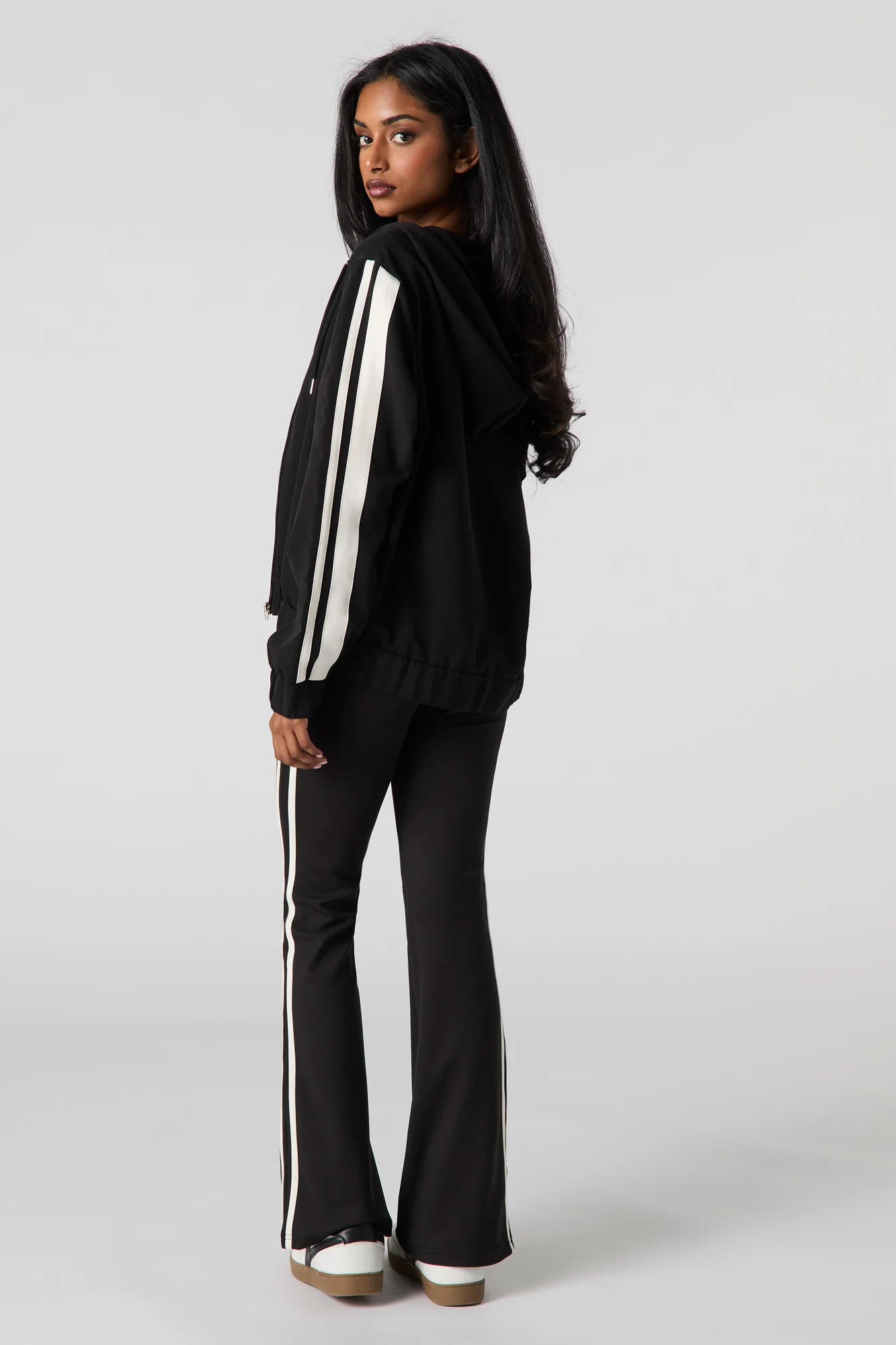 Pantalon Active à jambe évasée avec rayures latérales - Image 6