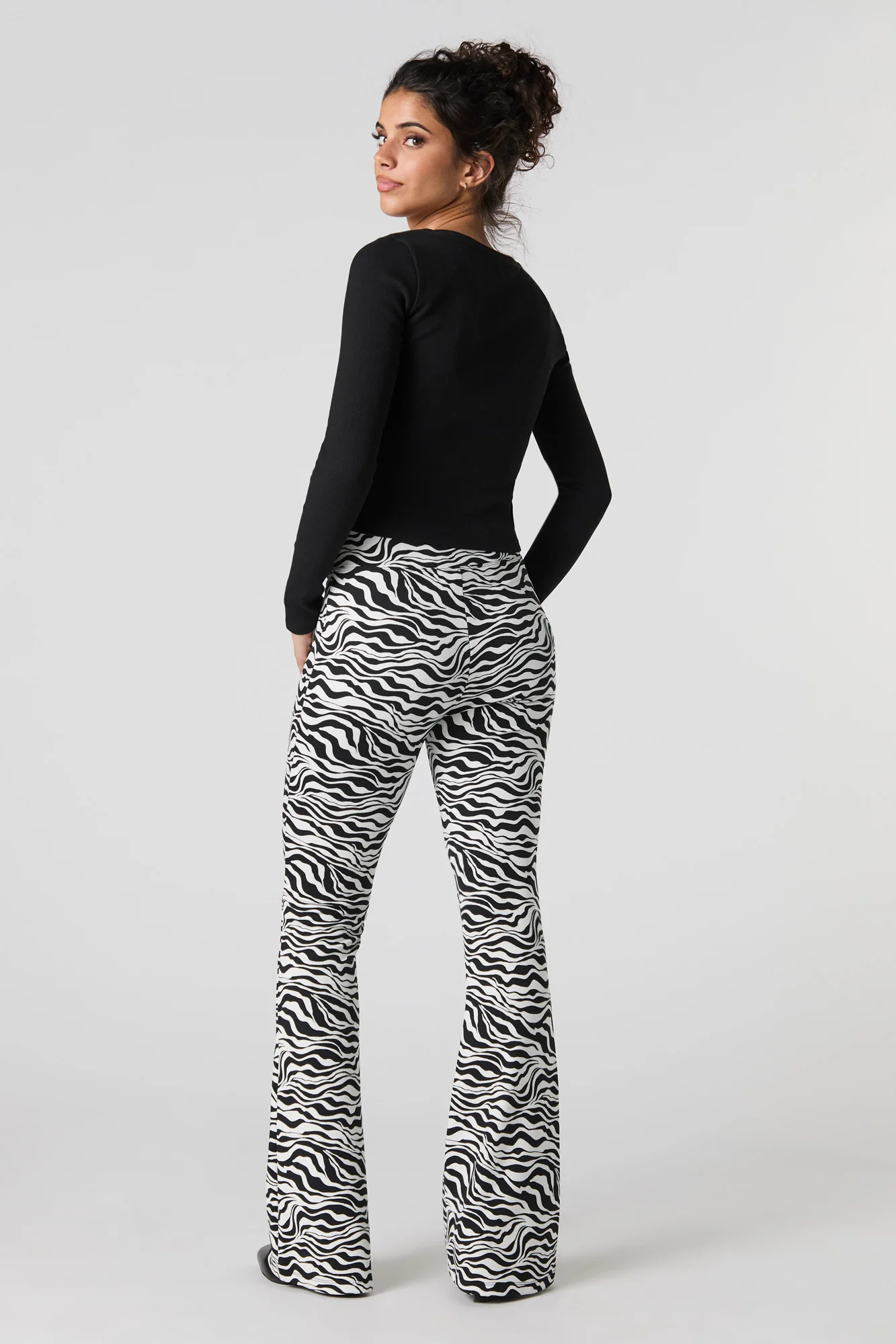 Pantalon évasé doux imprimé à taille repliée - Image 10