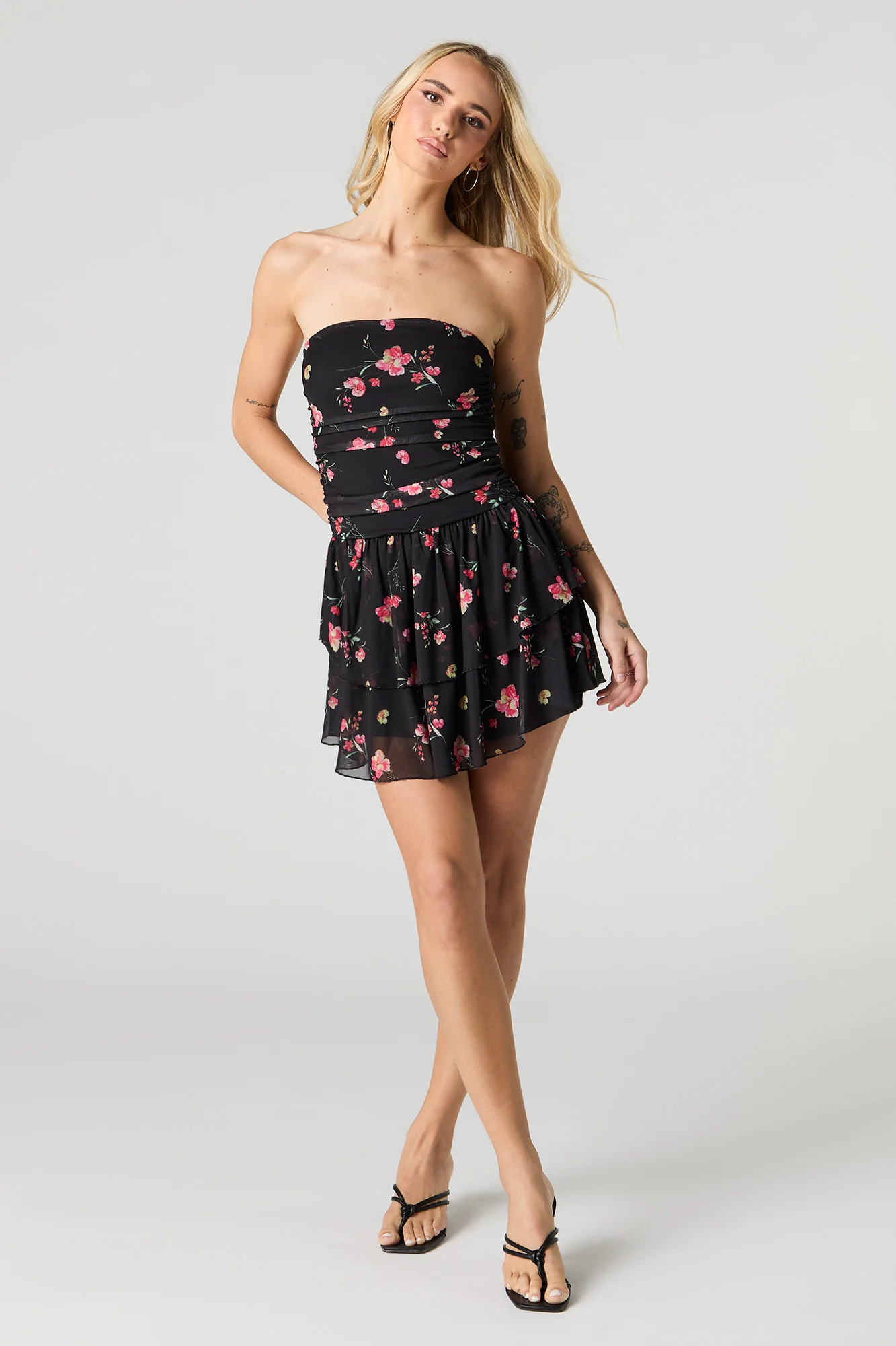 Minirobe volantée fleurie sans bretelles en filet - Image 6