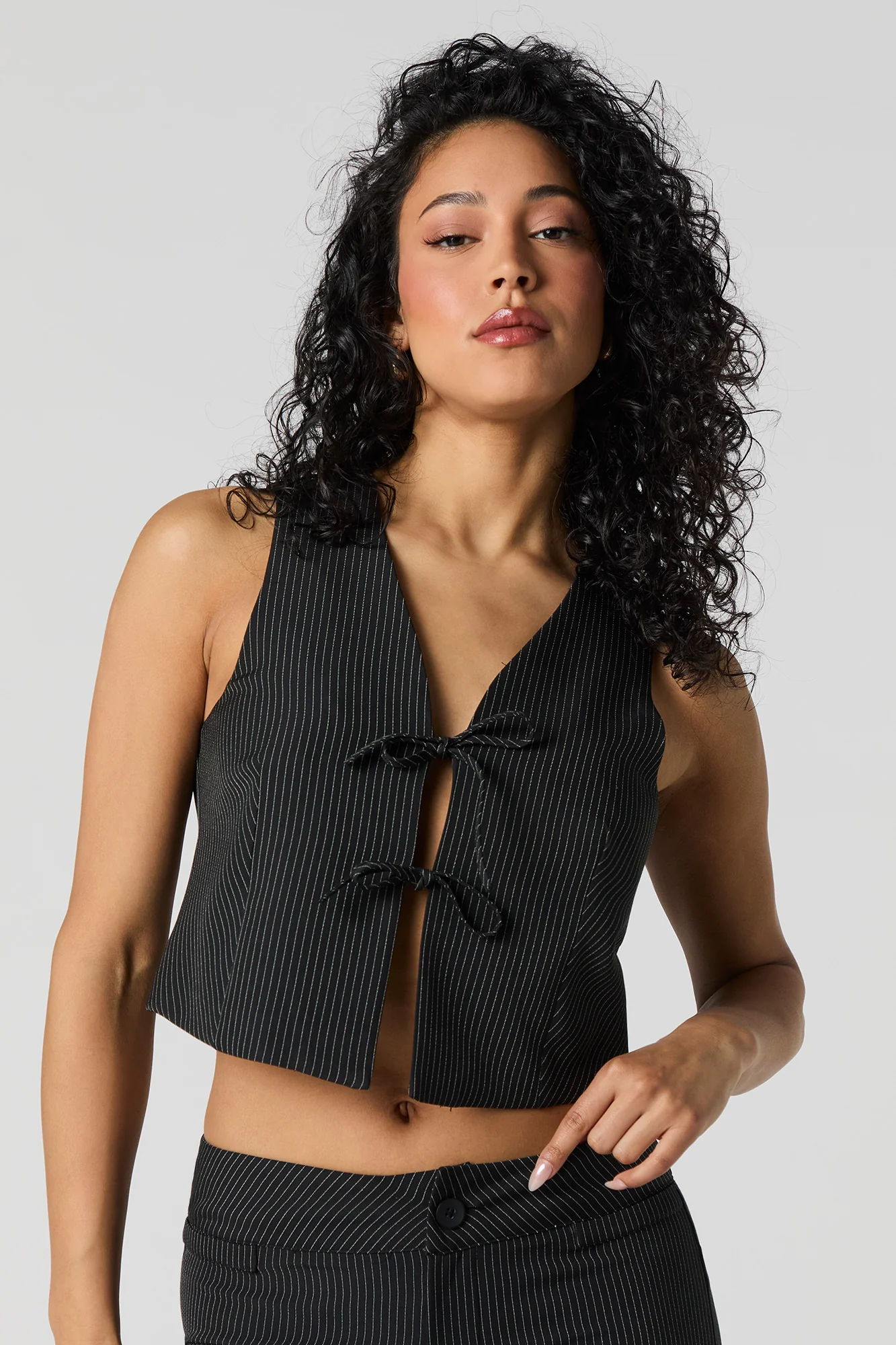 Veste à fines rayures avec attache