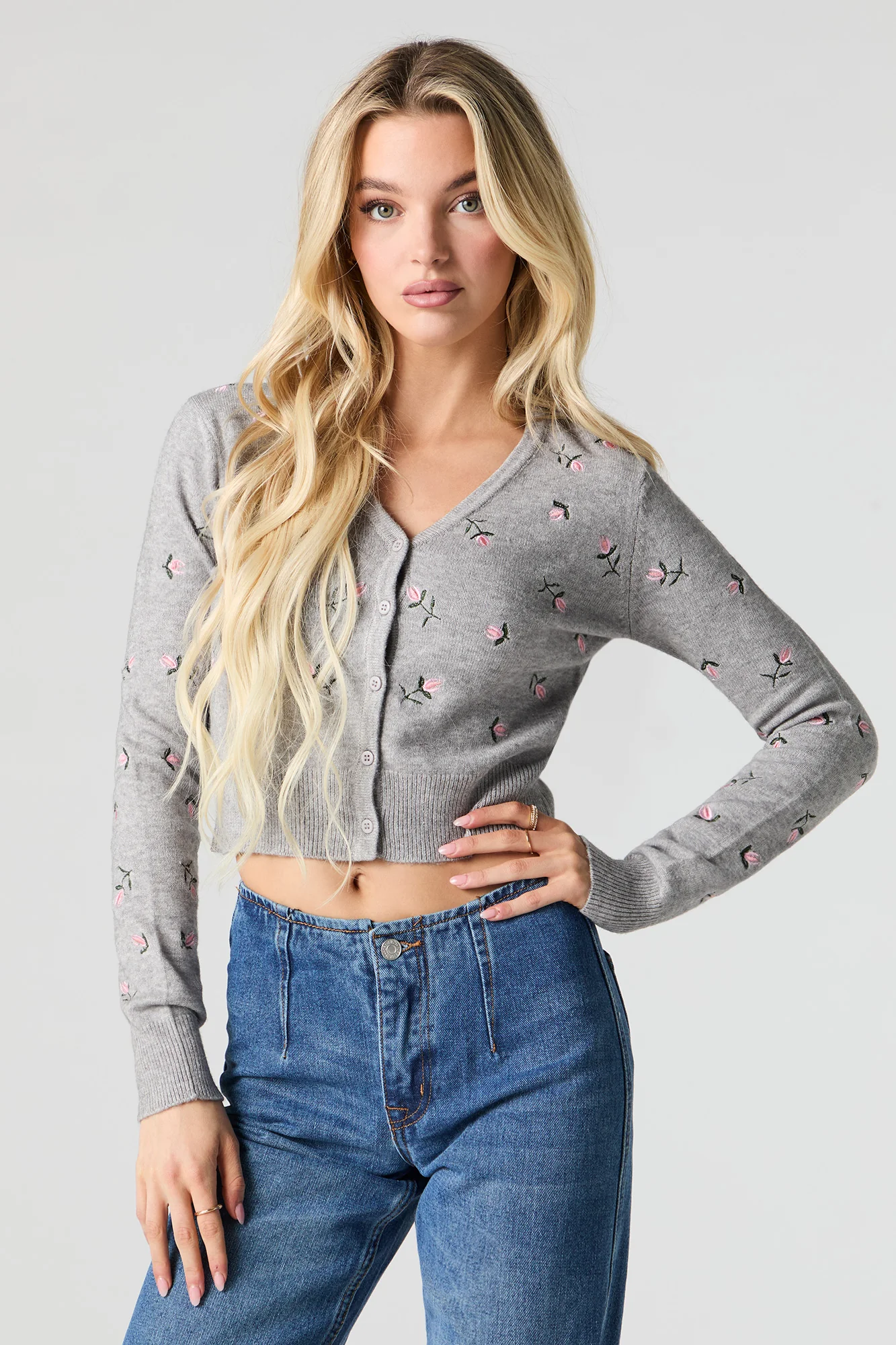 Chandail boutonné avec motif brodé
