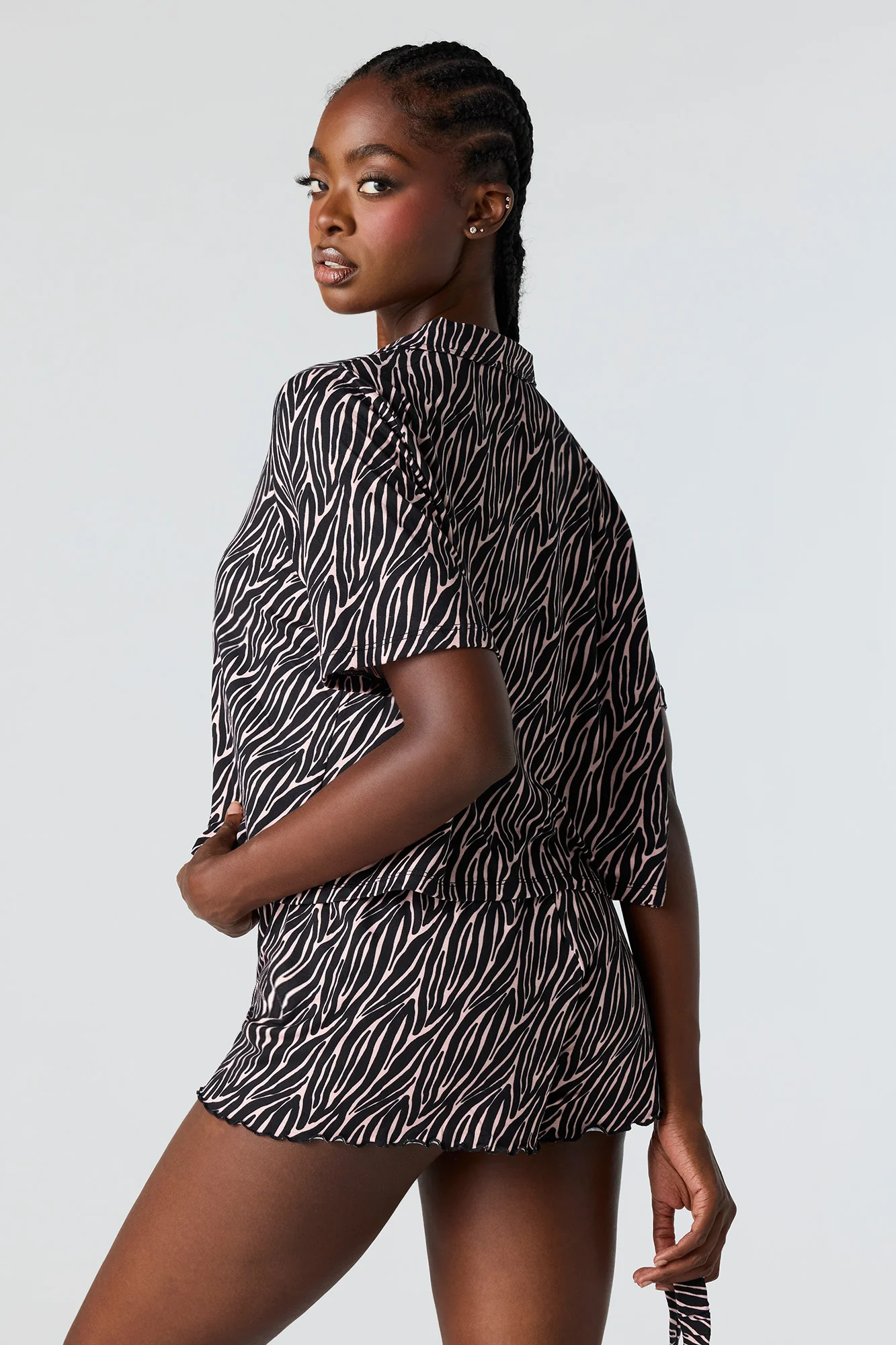 Ensemble pyjama avec haut boutonné, short et masque - Image 17