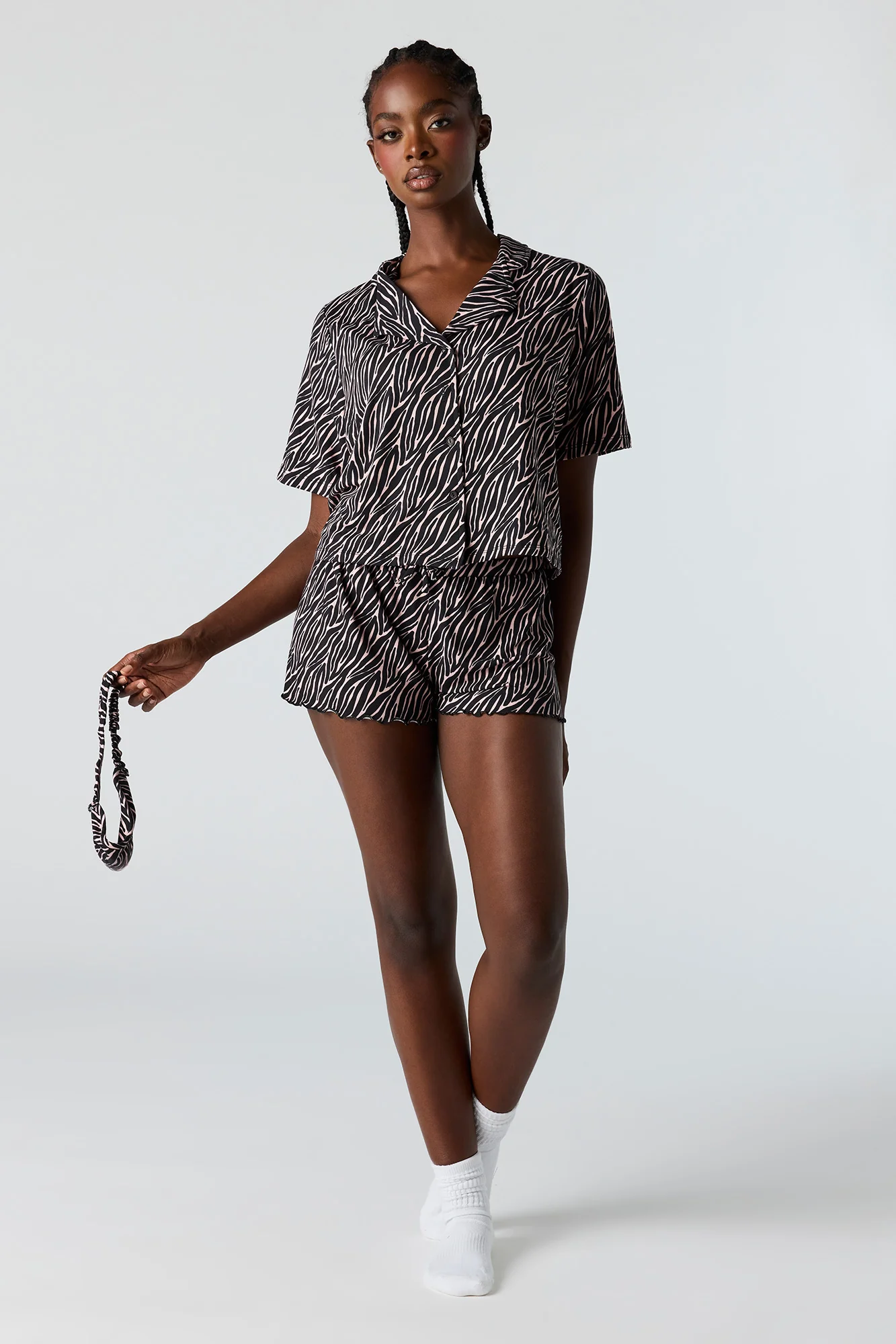 Ensemble pyjama avec haut boutonné, short et masque - Image 18