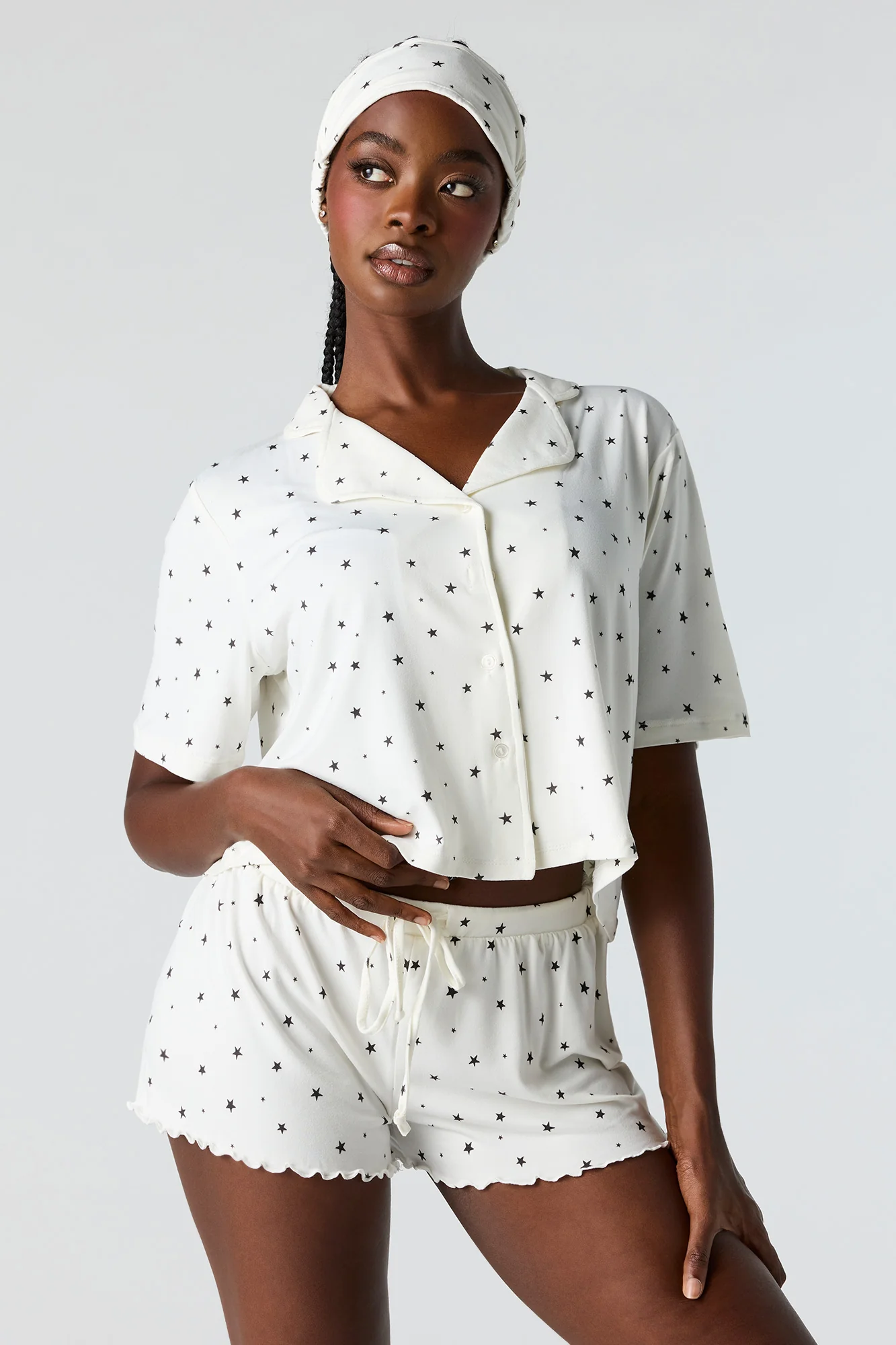 Ensemble pyjama avec haut boutonné, short et masque - Image 5