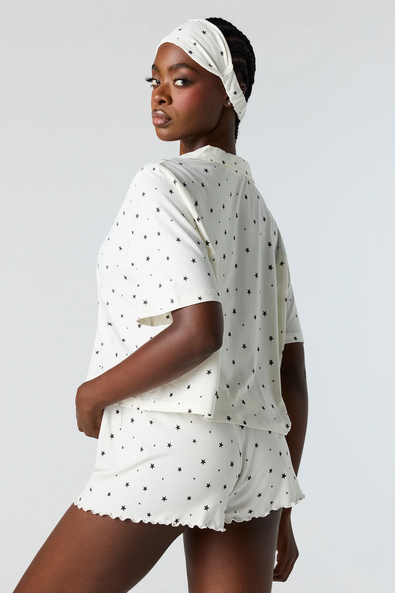 Ensemble pyjama avec haut boutonné, short et masque - Image 6