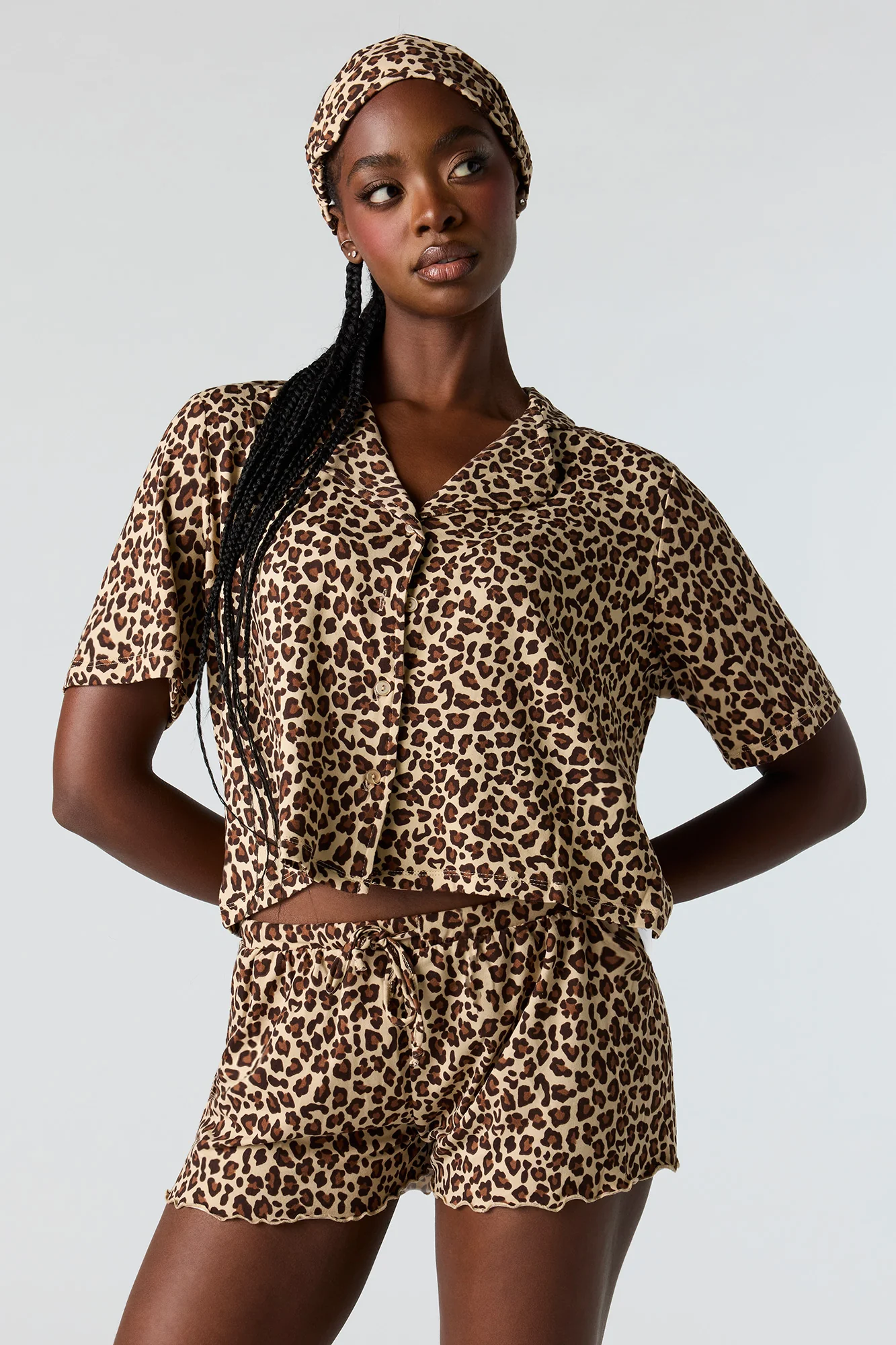 Ensemble pyjama avec haut boutonné, short et masque - Image 8