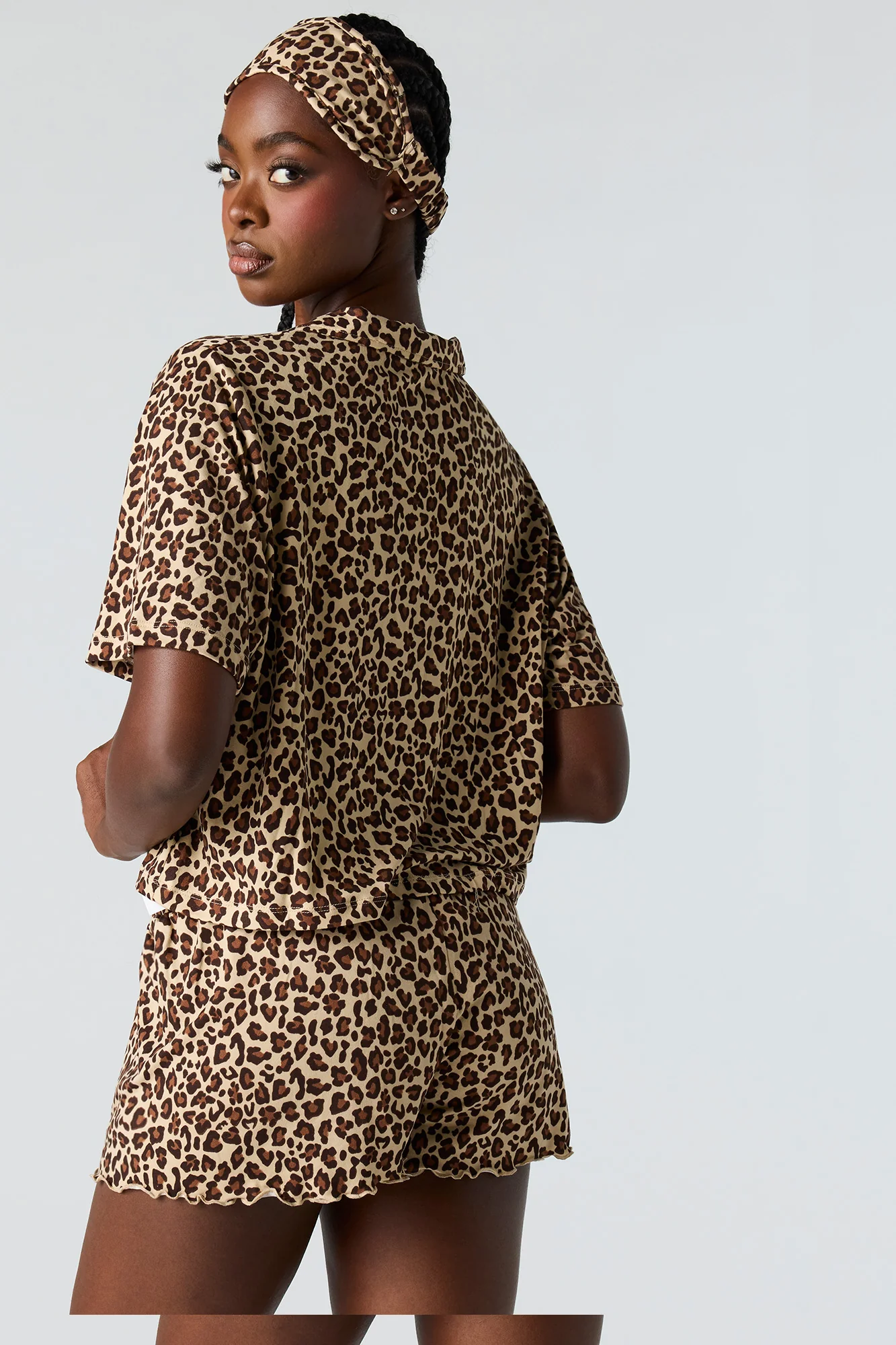 Ensemble pyjama avec haut boutonné, short et masque - Image 9