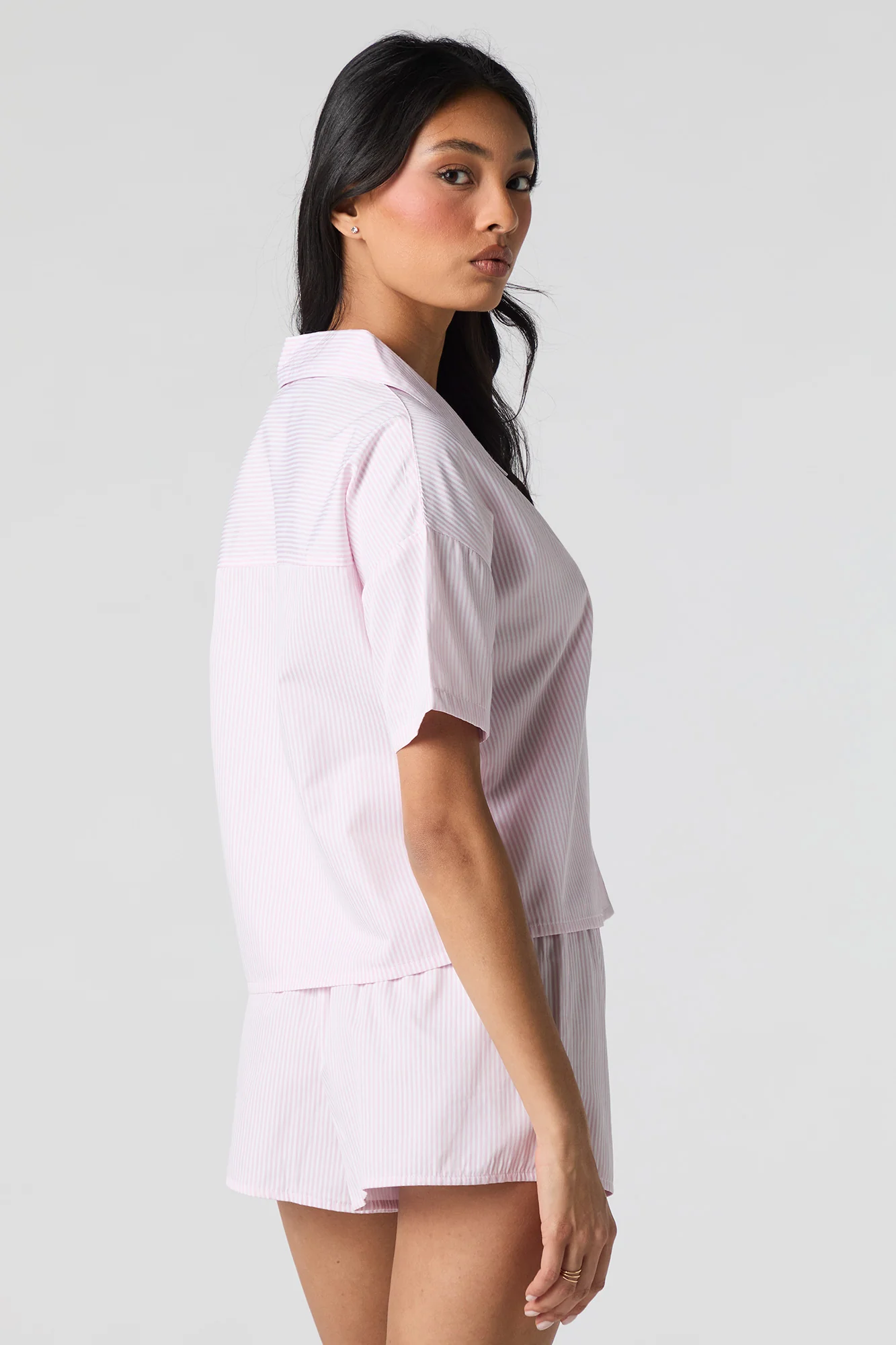 Ensemble pyjama avec haut boutonné rayé et short - Image 2