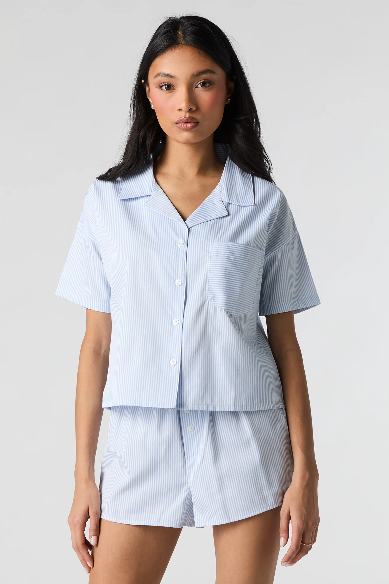 Ensemble pyjama avec haut boutonné rayé et short - Image 4