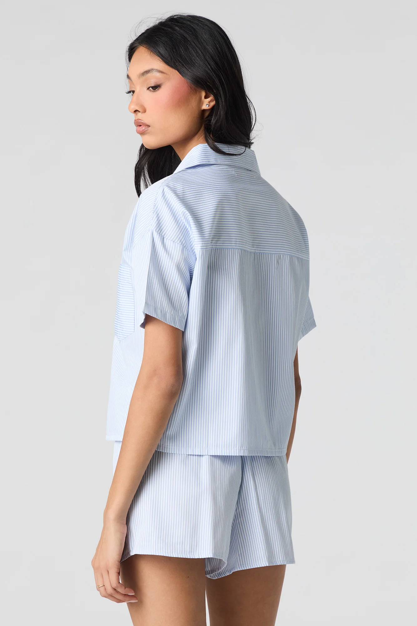 Ensemble pyjama avec haut boutonné rayé et short - Image 5