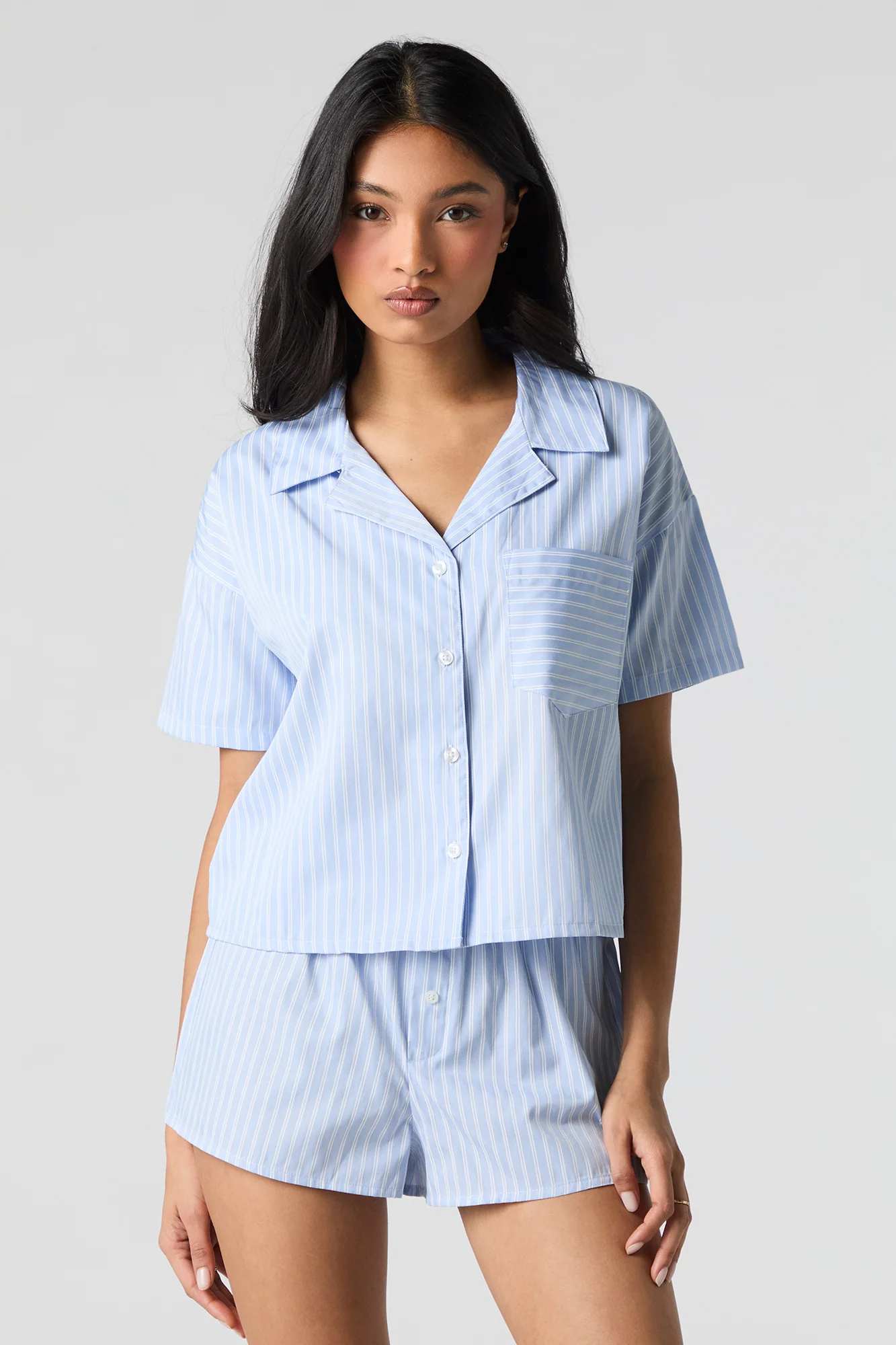 Ensemble pyjama avec haut boutonné rayé et short - Image 7