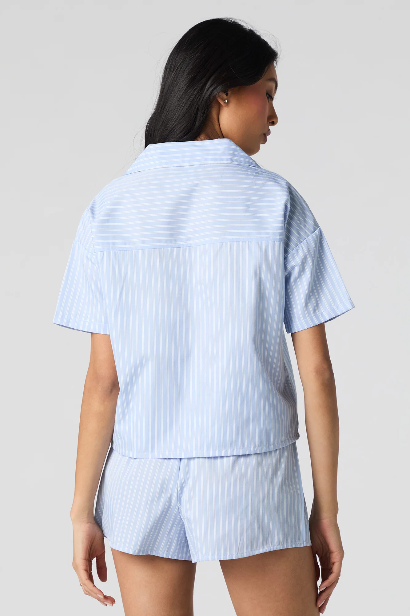 Ensemble pyjama avec haut boutonné rayé et short - Image 8