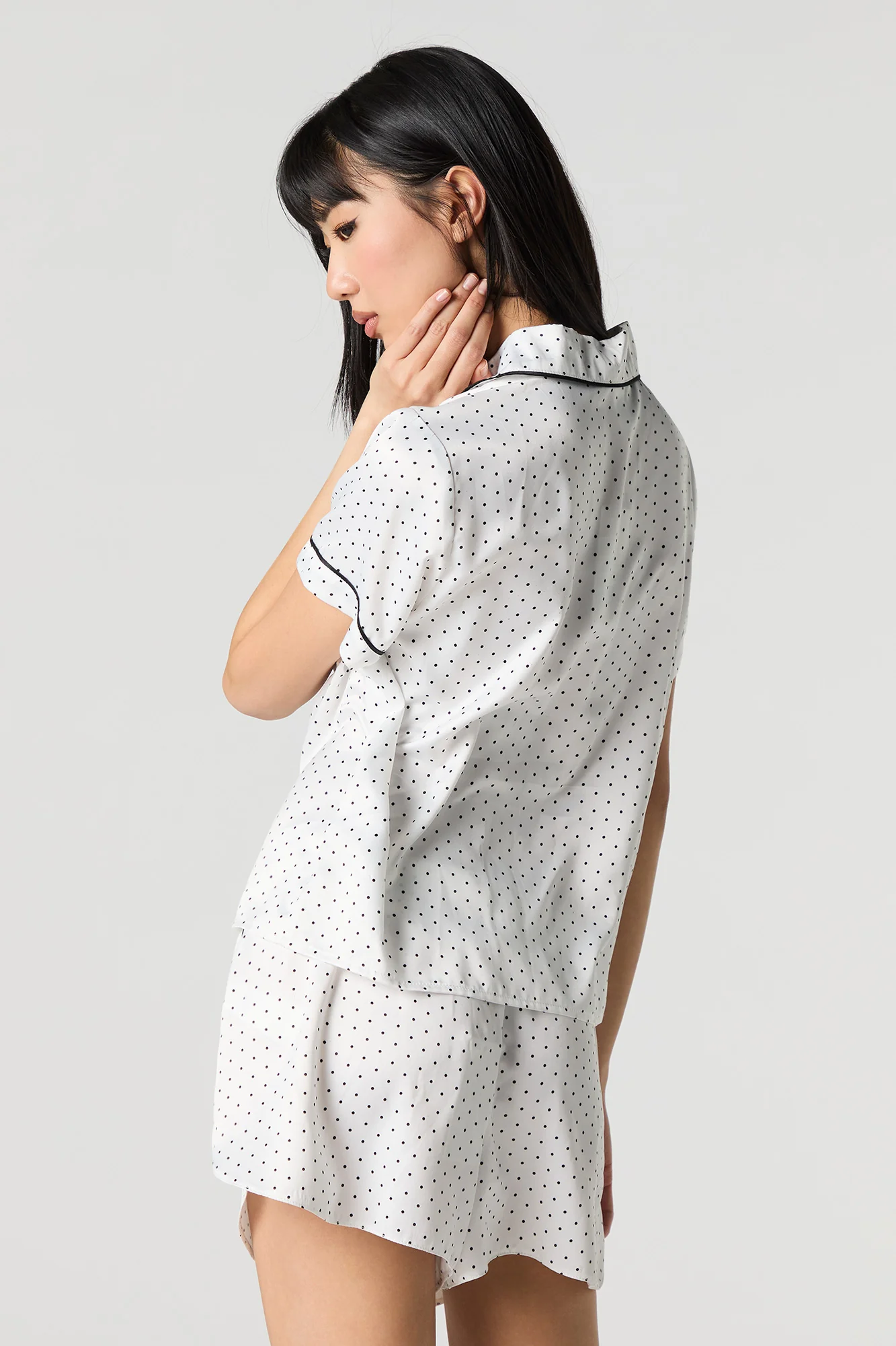 Ensemble pyjama avec chemisier boutonné en satin et short - Image 8
