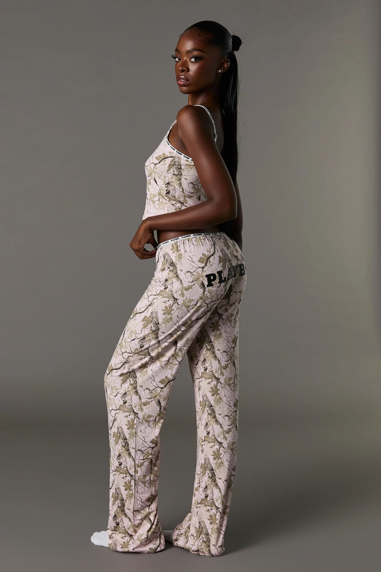 Ensemble pyjama avec camisole et pantalon à imprimé Playboy - Image 15