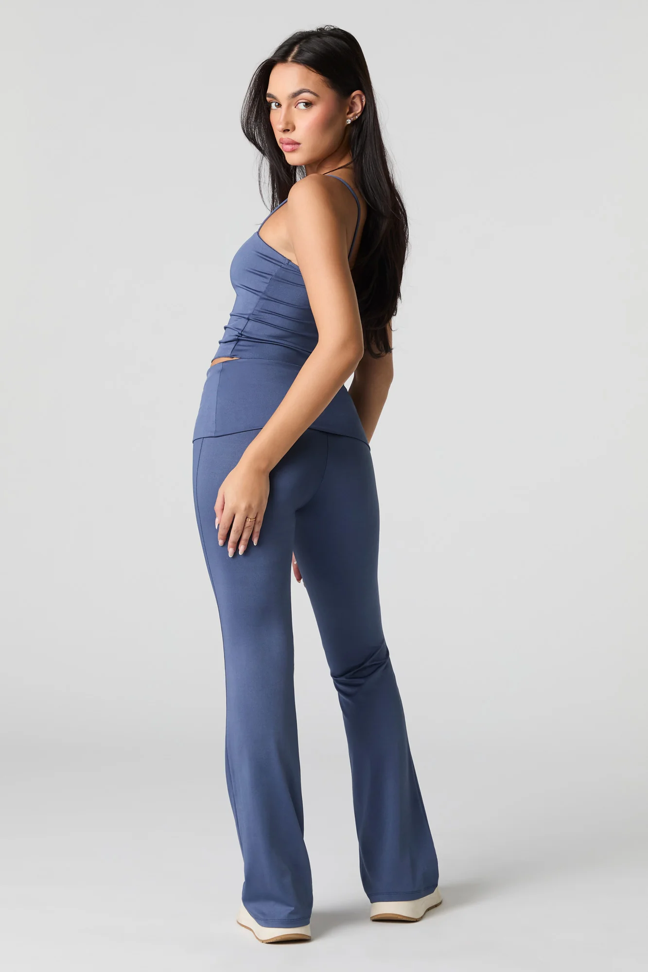 Pantalon profilé à jambe évasée avec taille pliée - Image 10