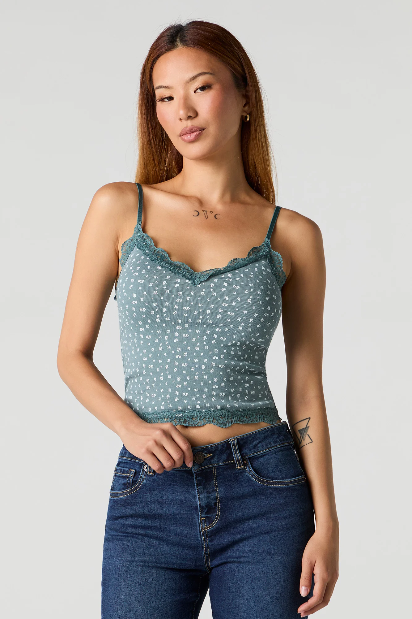Camisole côtelée à bonnets intégrés avec bordure en dentelle et col en V - Image 11