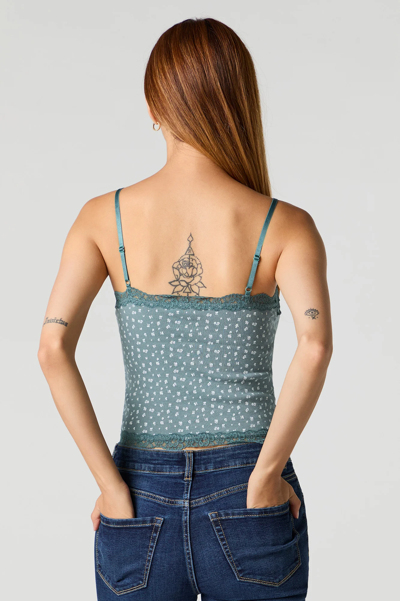 Camisole côtelée à bonnets intégrés avec bordure en dentelle et col en V - Image 12