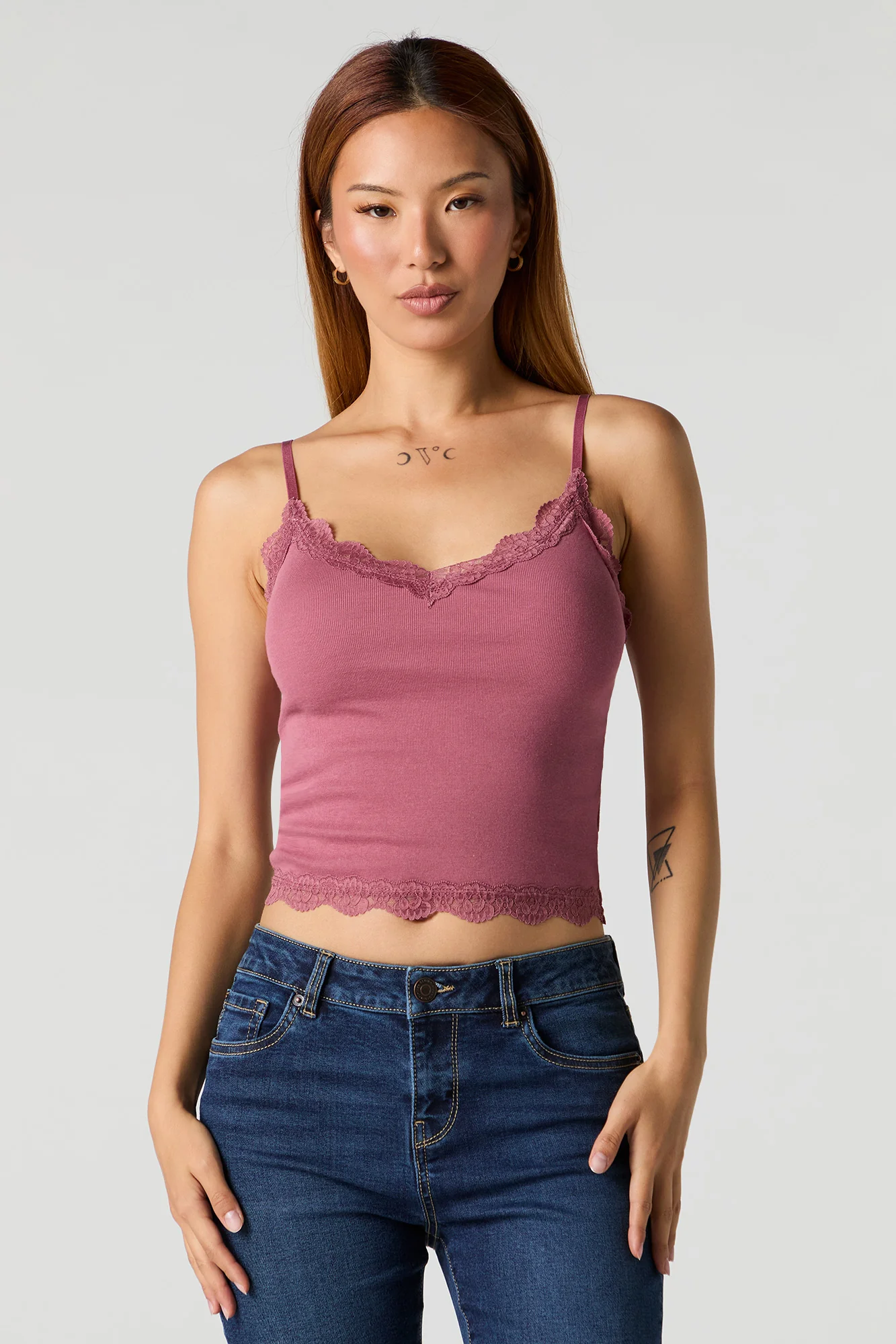 Camisole côtelée à bonnets intégrés avec bordure en dentelle et col en V - Image 16