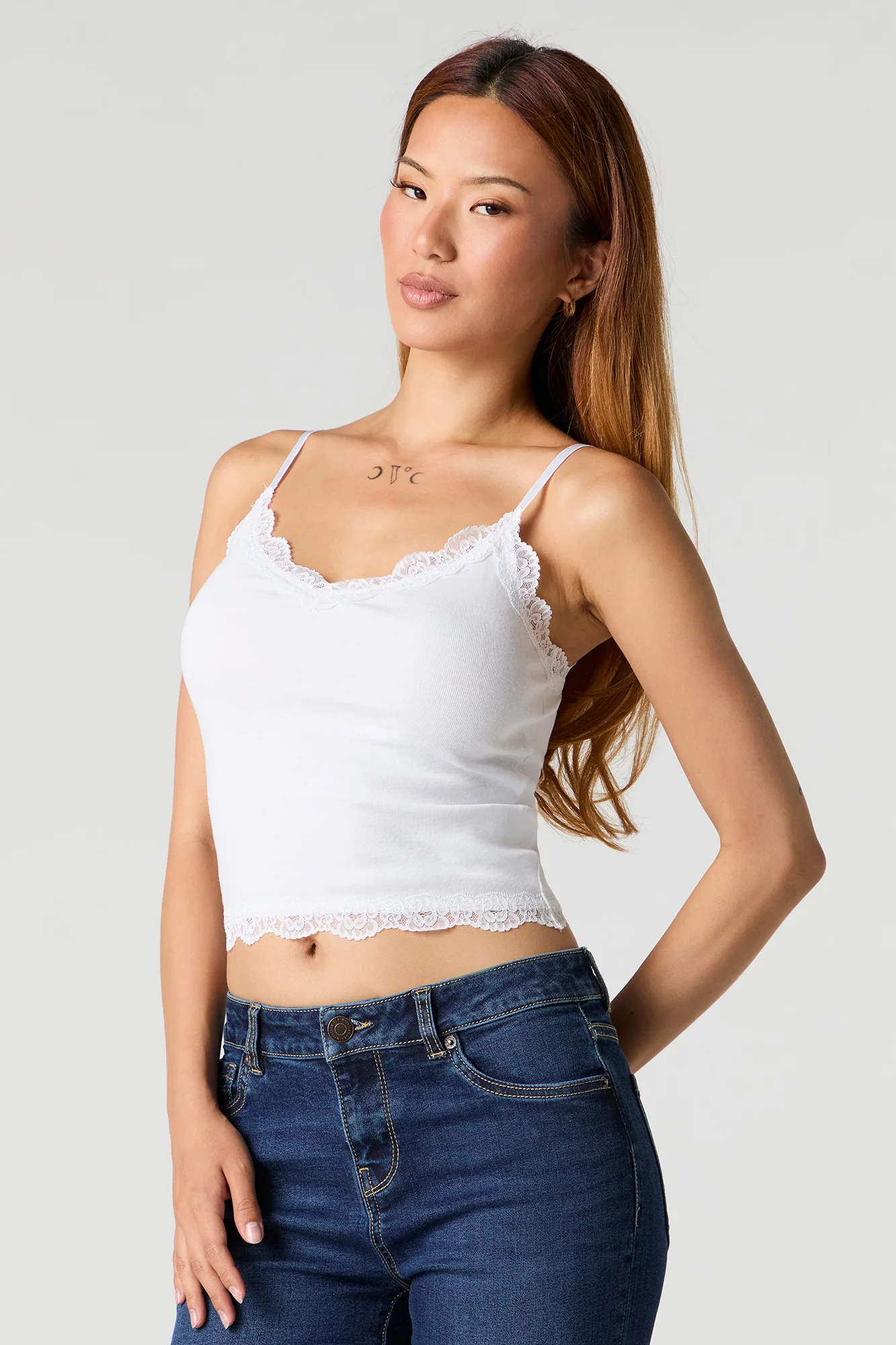 Camisole côtelée à bonnets intégrés avec bordure en dentelle et col en V - Image 5