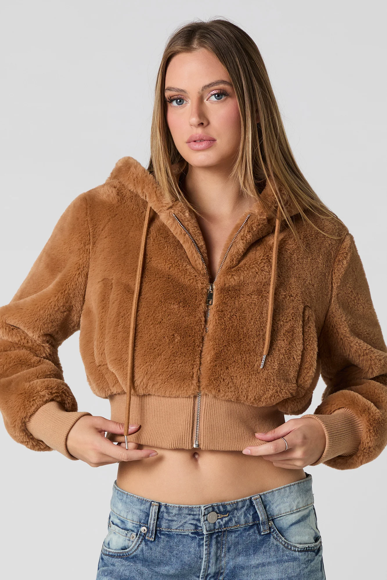 Blouson écourté à capuchon en similifourrure avec glissière - Image 5
