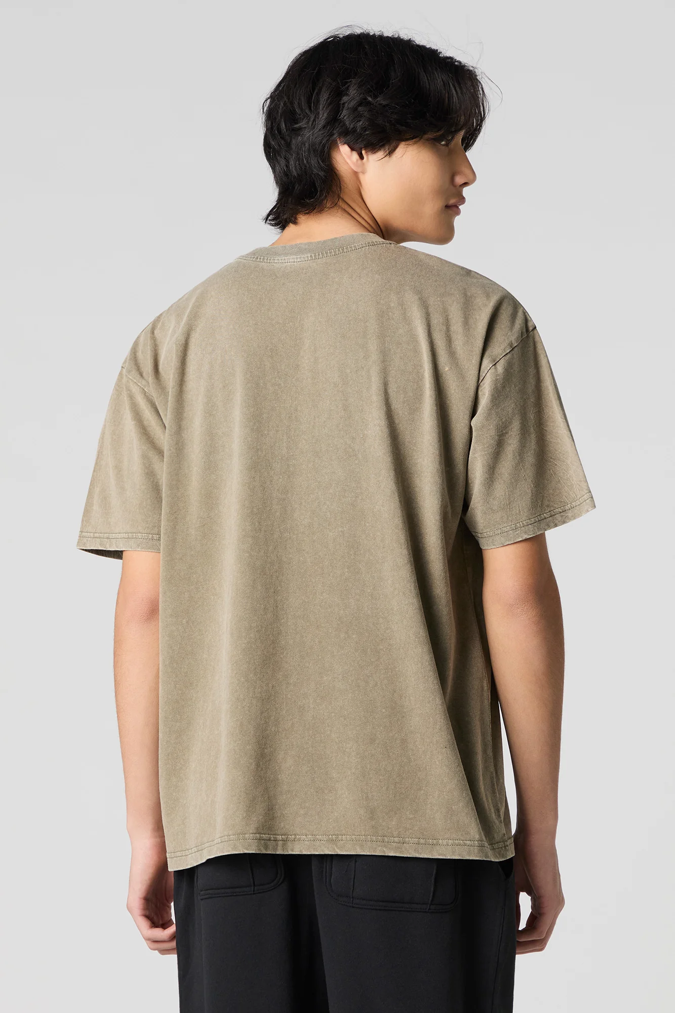 T-shirt délavé avec poche plaquée à imprimé URBN - Image 2