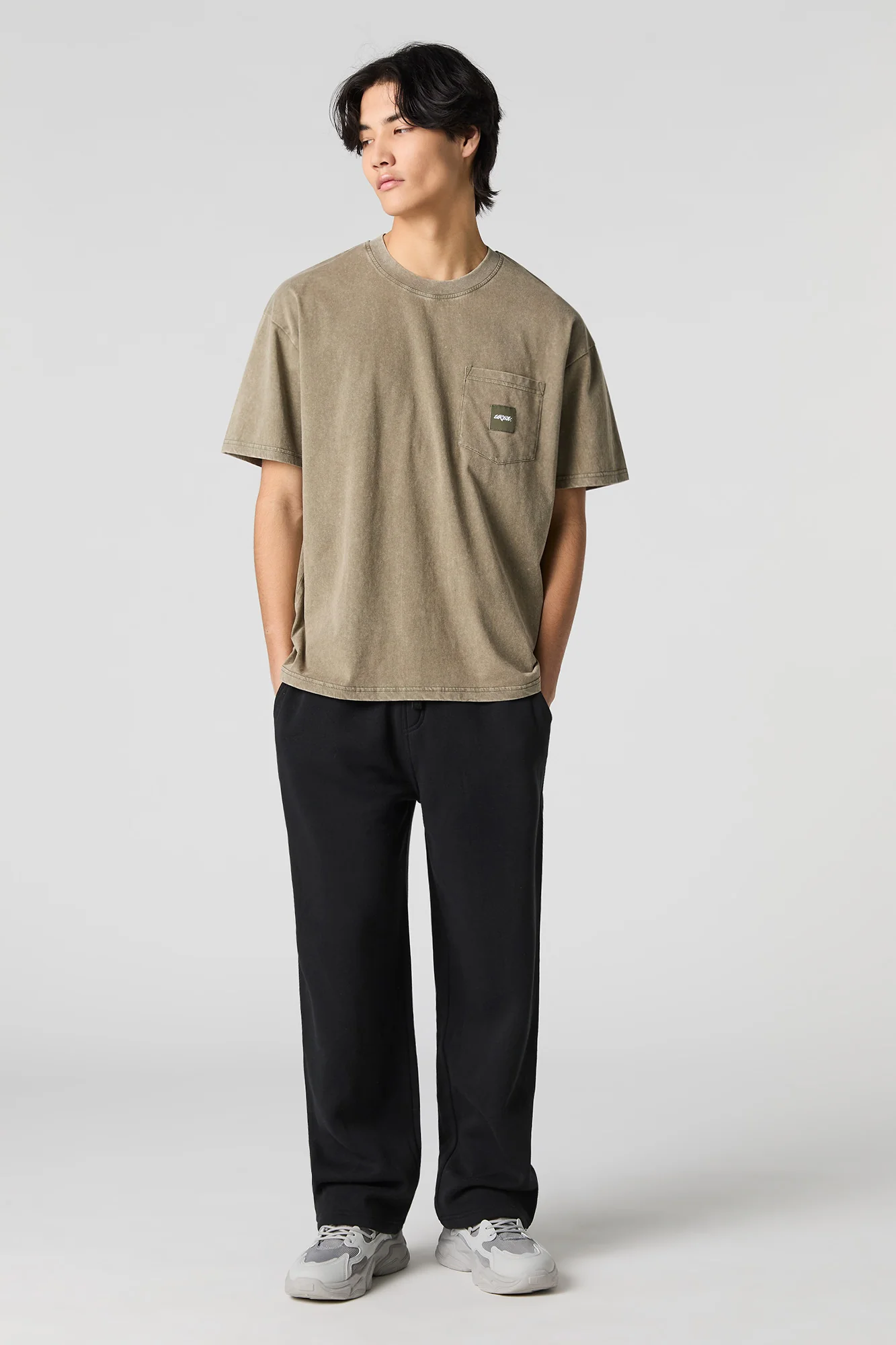 T-shirt délavé avec poche plaquée à imprimé URBN - Image 3